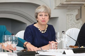 Тереза Мэй проигрывает в британском парламенте. Евро под давлением.