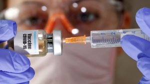 Гонка вакцин продолжается: США отказались от помощи России в разработке вакцины от COVID-19